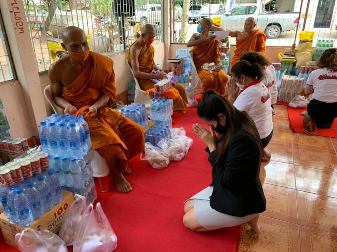 ﻿สำนักงานบังคับคดีจังหวัดขอนแก่น สาขาชุมแพ ร่วมทำบุญถวายข้าวสาร อาหารแห้ง แด่พระภิกษุสงฆ์และสามเณร ในพื้นที่อำเภอชุมแพ